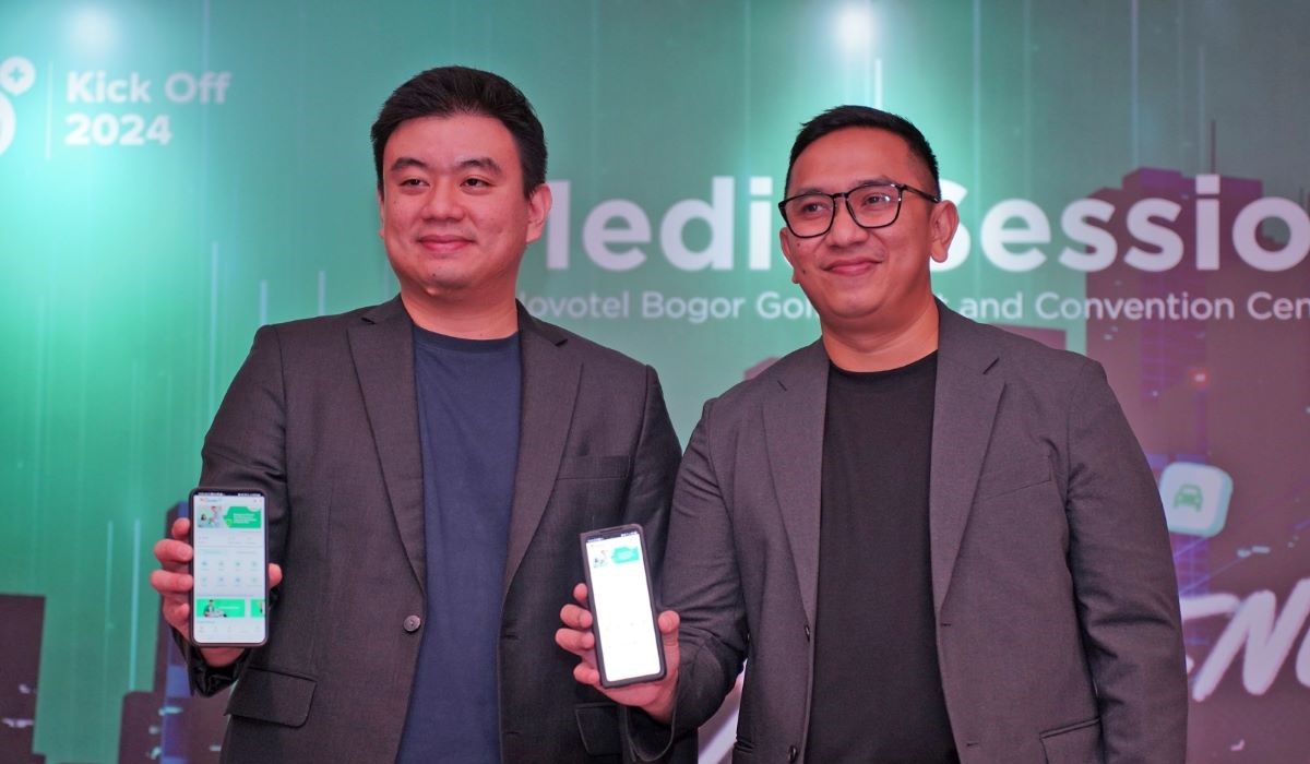 Tirto Utomo dan Sugeng Purnomo menunjukkan aplikasi Qoala Plus
