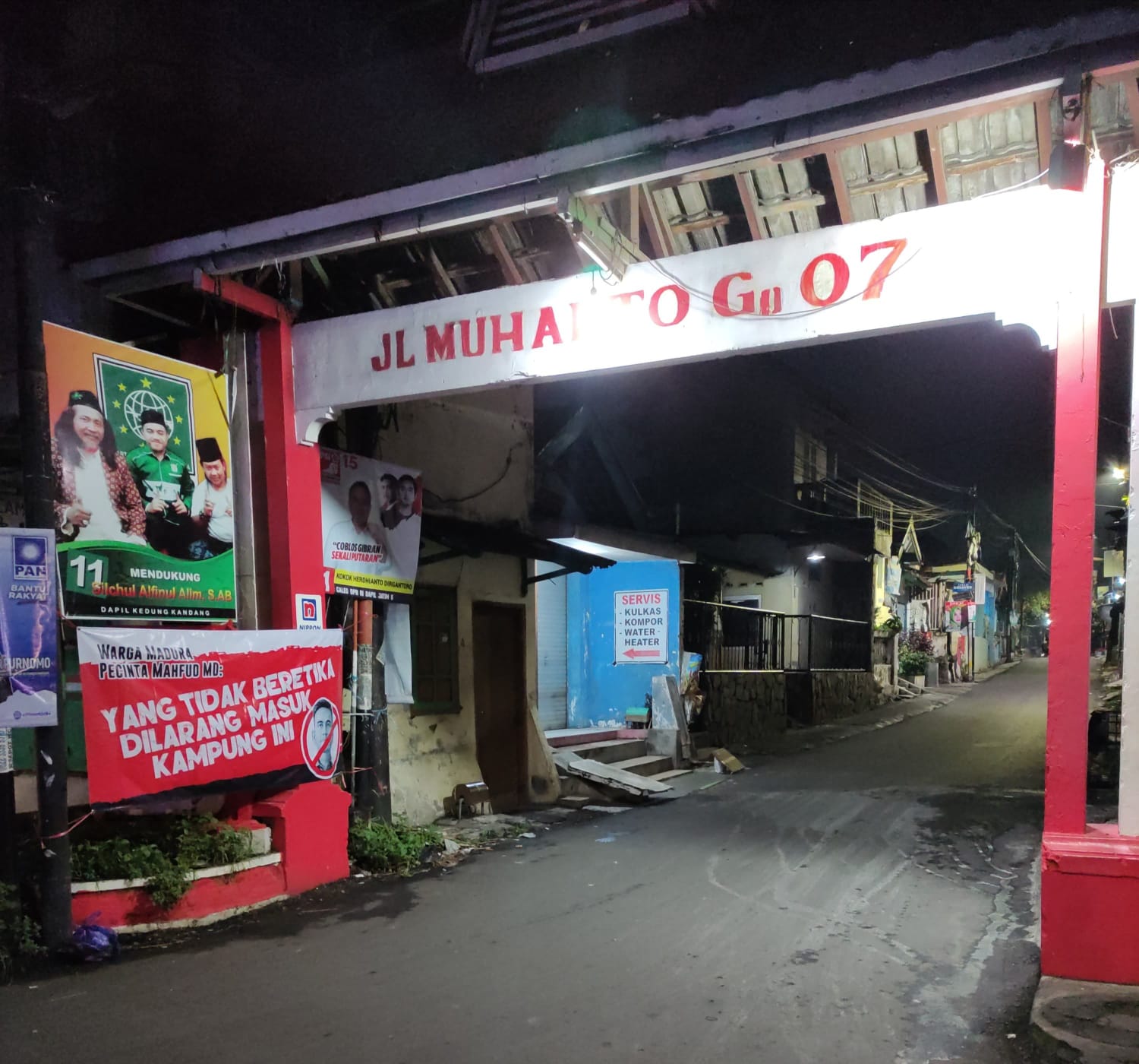 Warga Madura dan Jawa Timur Pasang Spanduk Tolak Gibran