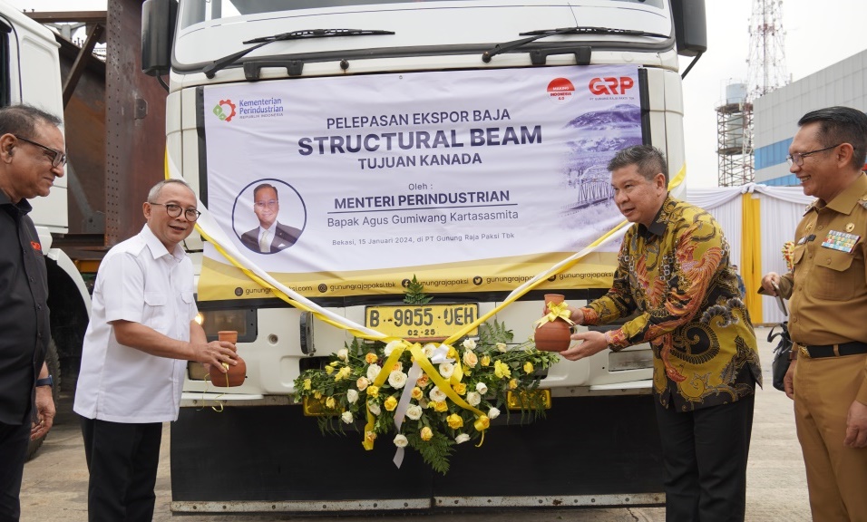 Presdir GRP Fedaus (kedua kanan) dan Staf Ahli Menperin Doddy Rahadi (kedua kiri) saat melepas ekspor produk baja ke Kanada, hari ini.