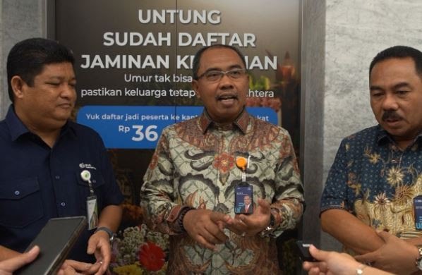 Direktur Bisnis Jasa Keuangan PT Pos Indonesia (Persero) Haris (tengah) sedang memberikan keterangan kepada wartawan.