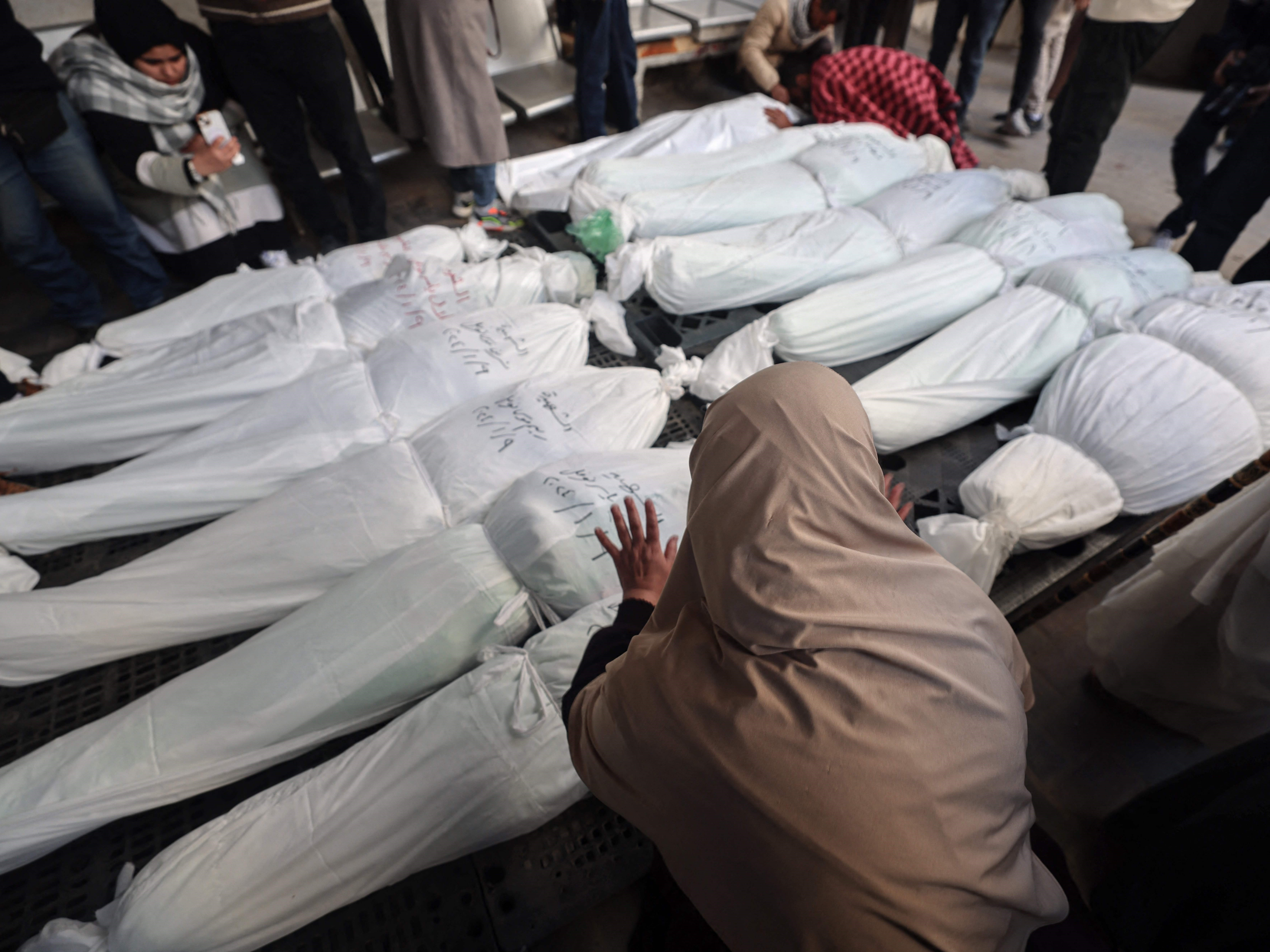 Para pelayat mengelilingi jenazah anggota keluarga Ayman Nofal atau Abu Ahmad seorang anggota dewan militer umum Hamas. 