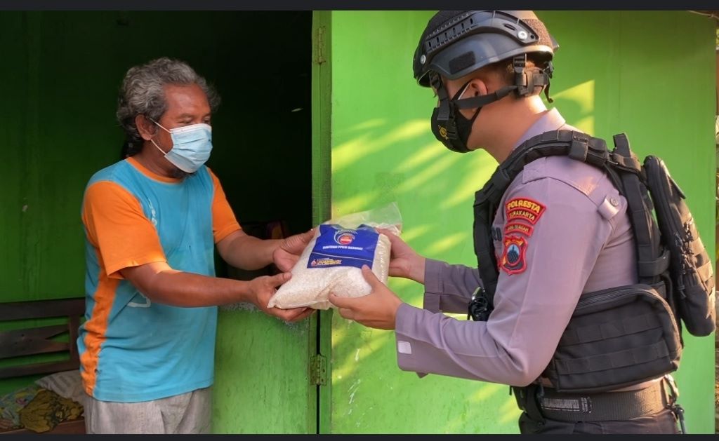Warga menerima bantua sosial beras.