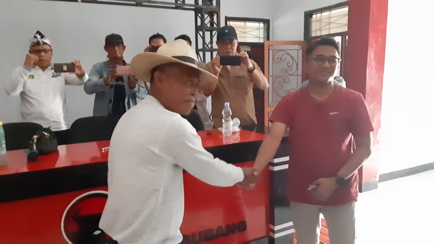 Mantan Bupati Subang Ruhimat menyerahkan kartu tanda anggota PDI Perjuangan 