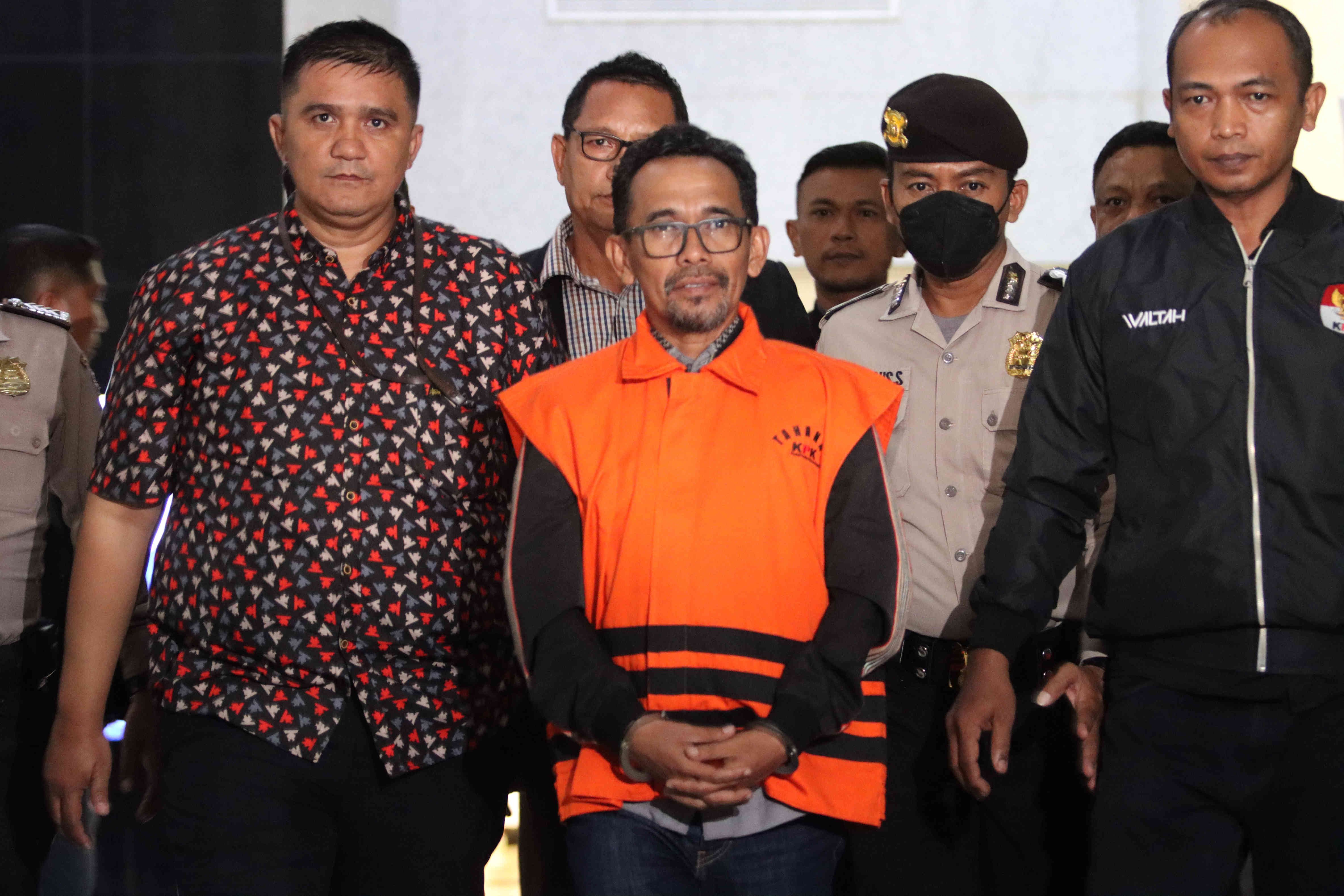 KPK menahan Muhammad Lutfi (tengah) sebagai tersangka kasus korupsi pengadaan barang dan jasa serta pemeriksaan gratifikasi di Oktober 2023.