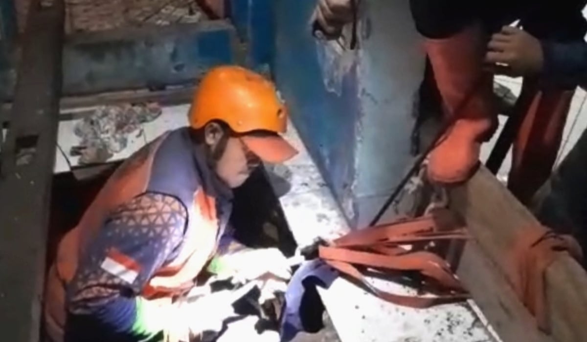 Petugas Damkar berusaha mengevakuasi lansia yang terjatuh ke septic tank di Lembang, Bandung Barat.