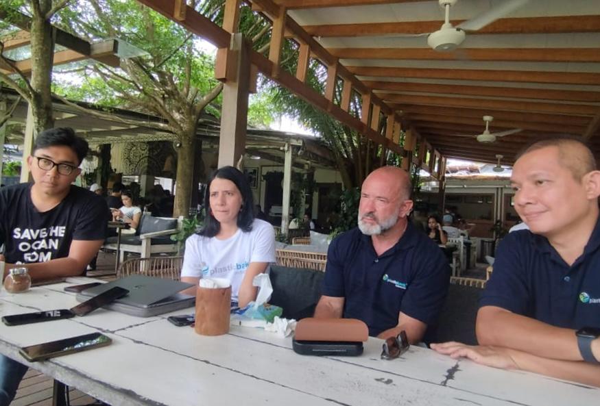 Limbah plastik telah menjadi isu krusial di Indonesia, di mana  belum semua orang menyadari dampak negatifnya terhadap lingkungan 