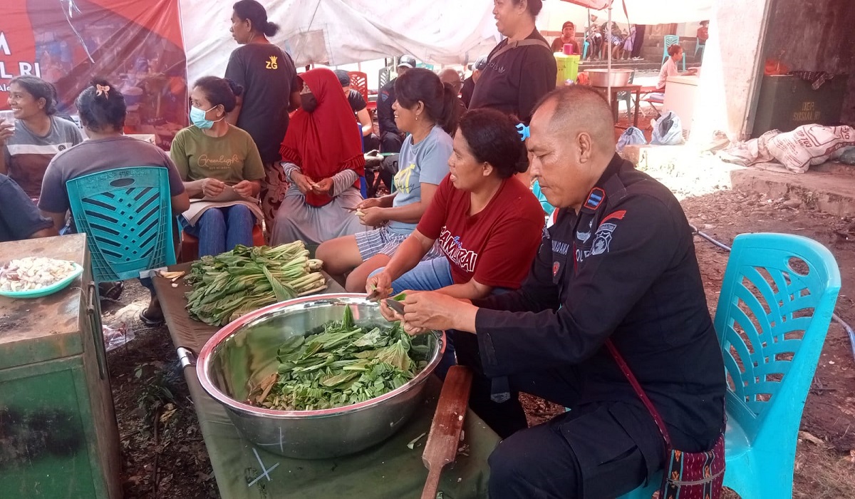 Brimob Polda NTT mendirikan dapur umum untuk pengungsi Gunung Lewotobi