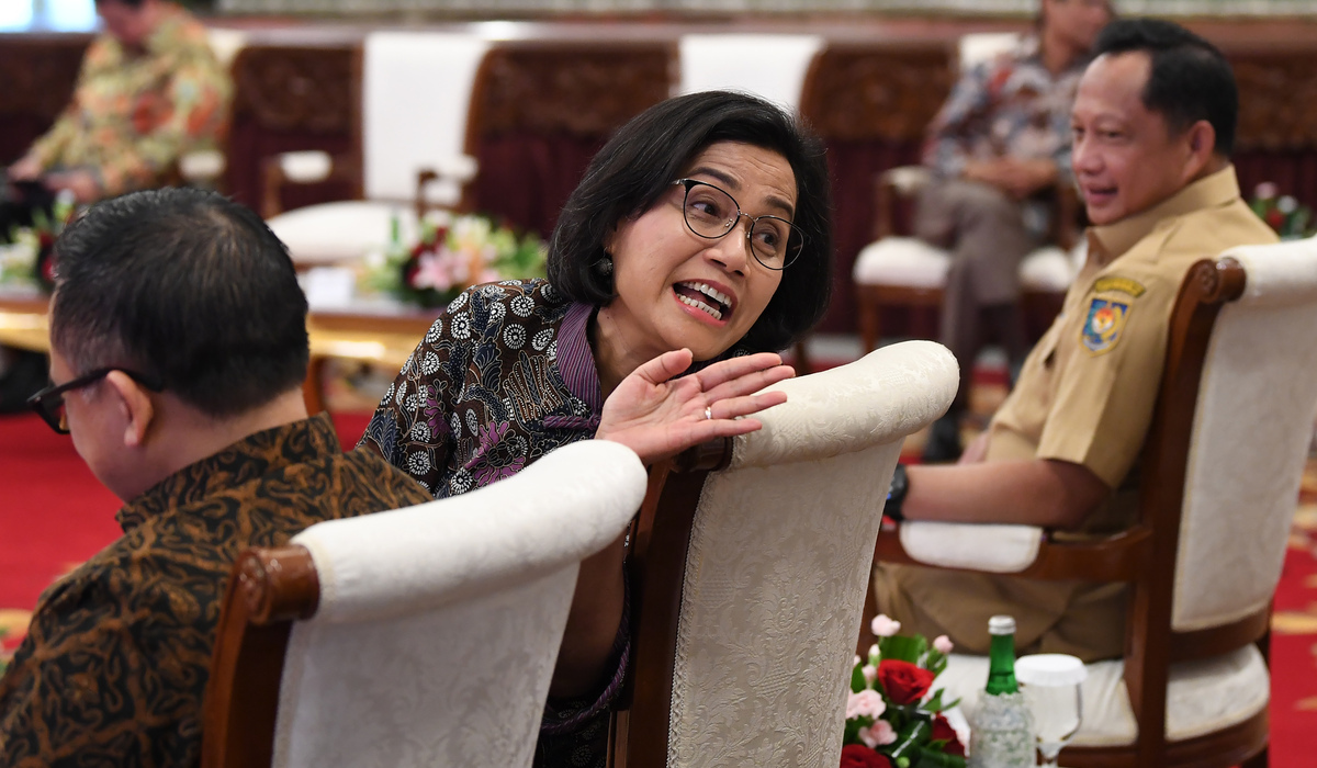 Menteri Keuangan Sri Mulyani (tengah).
