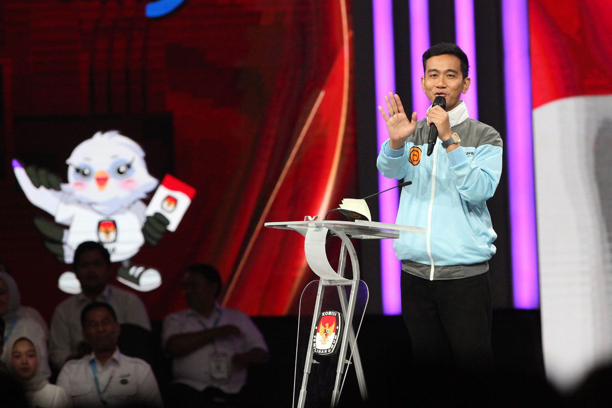 Ray Rangkuti menyinggung aksi calon wakil presiden nomor urut dua Gibran Rakabuming Raka yang menyerang dua cawapres lainnya saat debat.