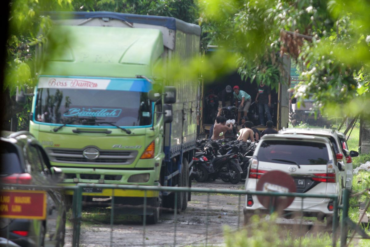 Pekerja mengangkut barang bukti sepeda motor ke dalam truk di Gudbalkir Pusat Zeni Angkatan Darat (Pusziad) Sidoarjo, Jawa Timur