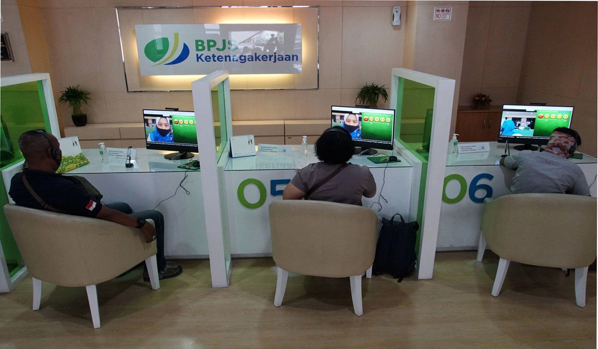 Petugas melayani peserta jamsostek melalui bilik Lapak Asik di kantor BP Jamsostek cabang Cilandak, Jakarta.