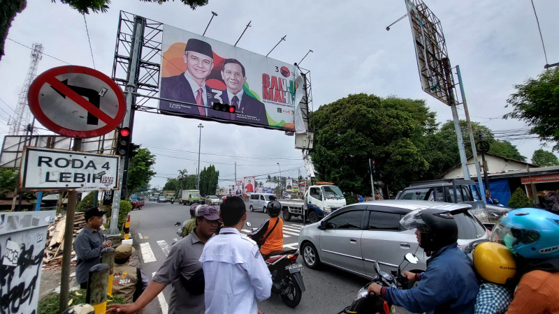 Baliho besar paslon 03, Ganjar - Mahfud yang terpasang di koridor white area protokol Pandanaran, Boyolali dicopot Bawaslu.setempat, Senin, 