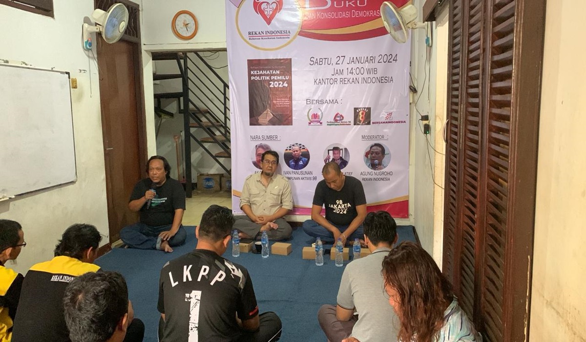 Rekan Indonesia menggelar diskusi sekaligus bedah buku Kejahatan Politik Pemilu 2024 di Sekretariat Rekan Indonesia, Sabtu (27/1).