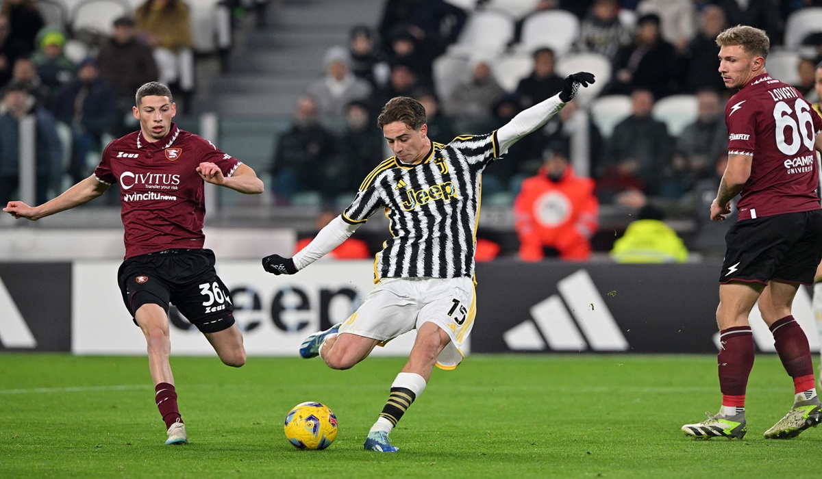 Pemain Juventus Kenan Yildiz melepaskan tendangan di laga Coppa Italia melawan Salernitana.