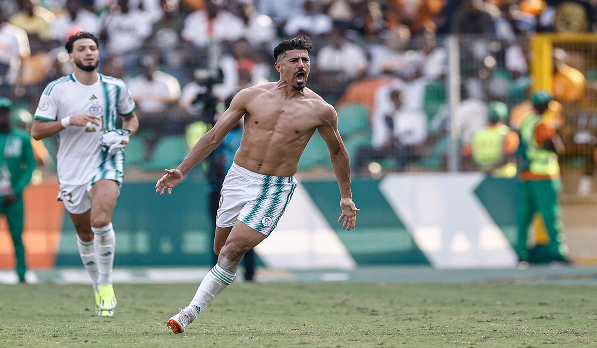 Striker Aljazair Baghdad Bounedjah melakukan selebrasi usai mencetak gol ke gawang Burkina Faso di laga Piala Afrika.