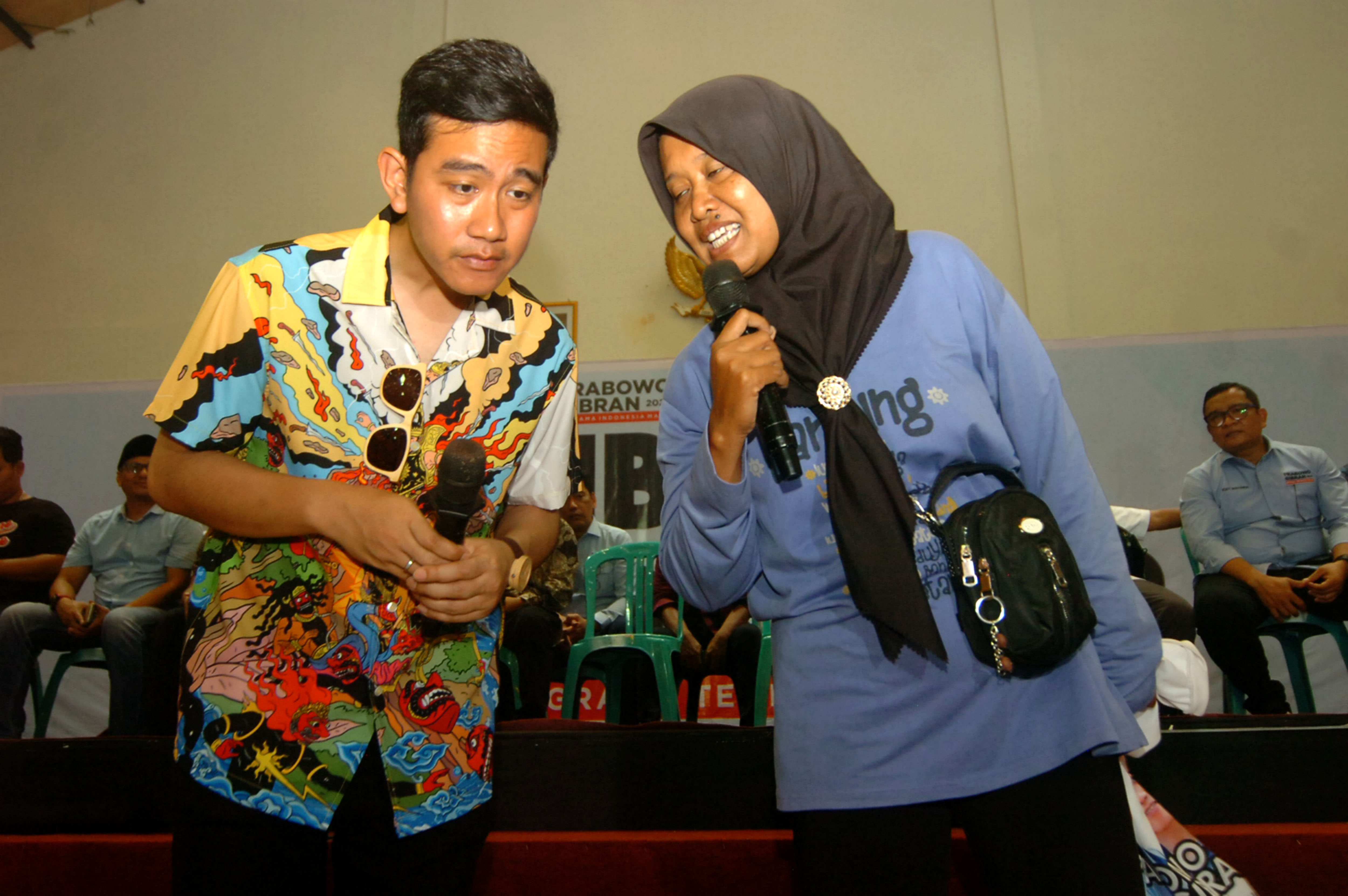 Calon Wakil Presiden Gibran Rakabuming Raka saat berdialog dengan warga