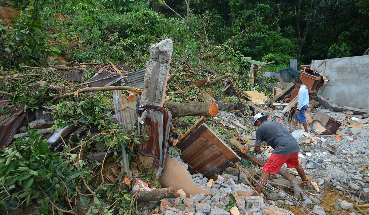 Hujan Lebat Sebabkan Longsor dan Timpa Rumah Warga di Padang