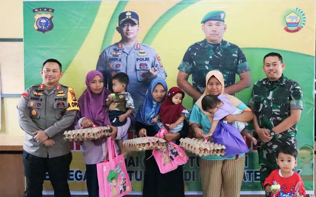 Kapolres Siak AKBP Asep Sujarwadi (kiri) bersama Dandim 0322/Siak Letkol Arh Riyanto Budi Nugroho (kanan) peduli anak penderita stunting.