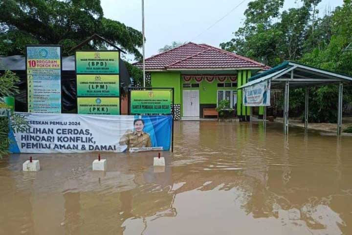 Banjir menggenangi kantor pemerintahan di Kabupaten Hulu Sungai Tengah, Kalimantan Selatan, Kamis (4/1).