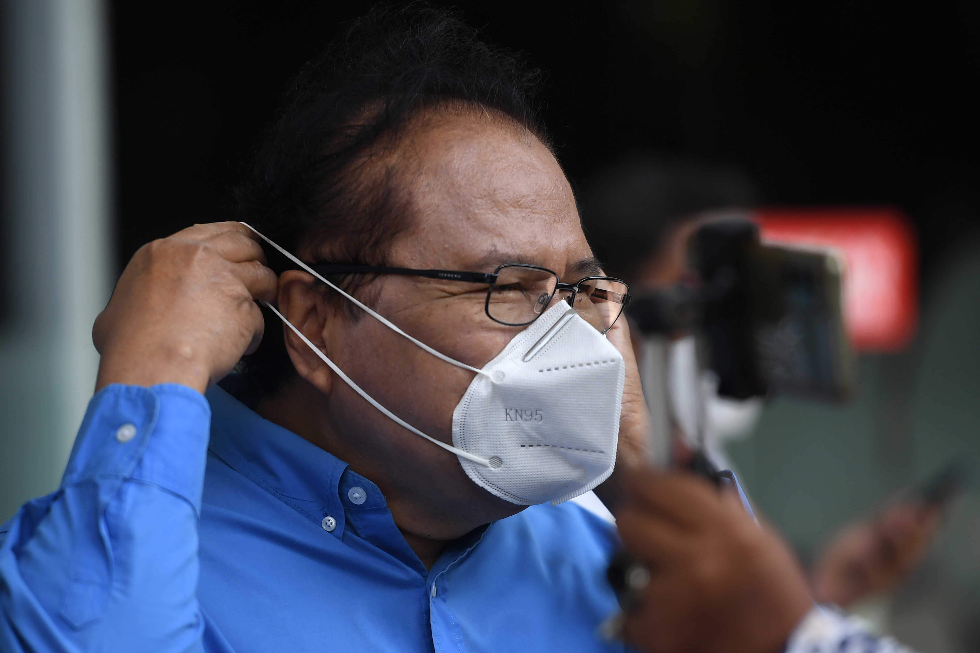 Mantan Menteri Koordinator Bidang Kemaritiman Rizal Ramli mengenakan masker usai menghadiri sida