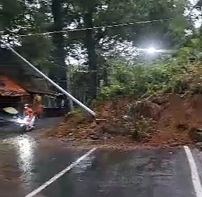 Jalan Alternatif Garut-Tasikmalaya Tertutup Tanah Longsor
