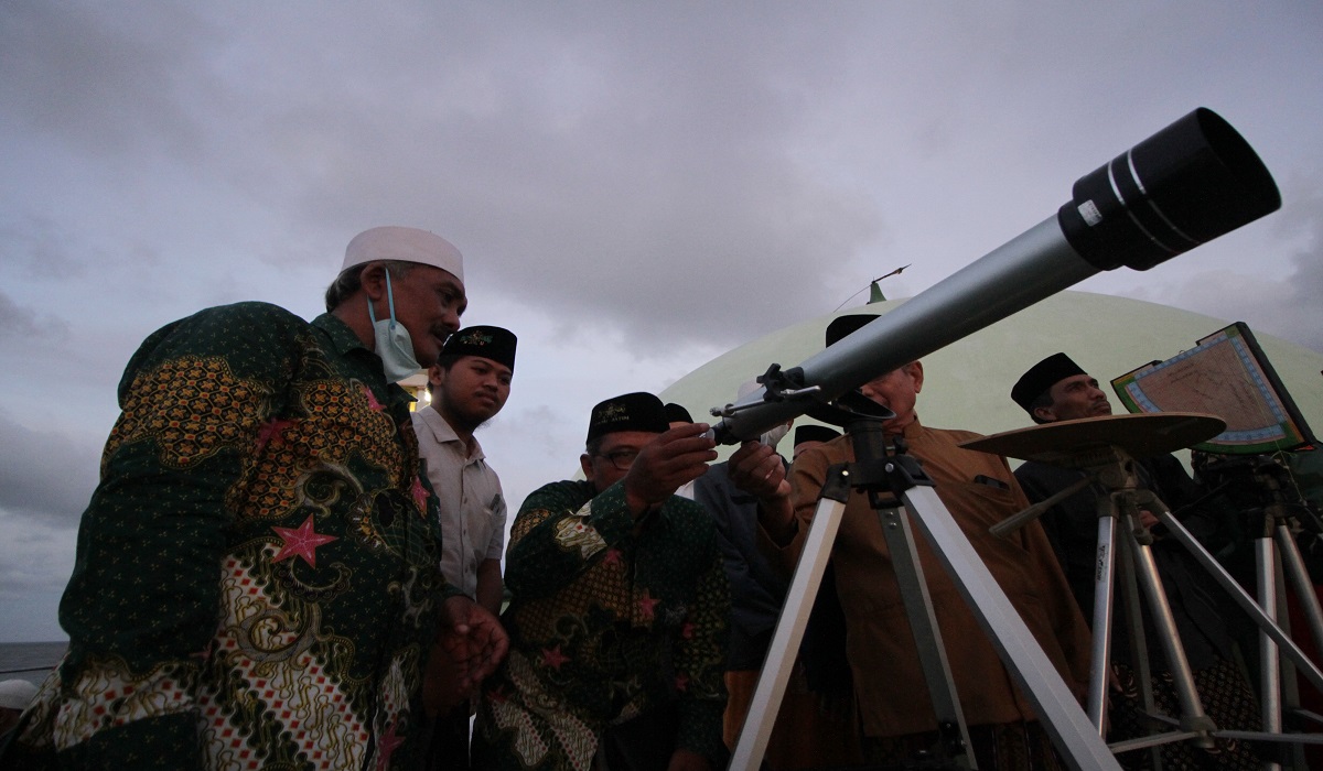 Ilustrasi pemantauan hilal