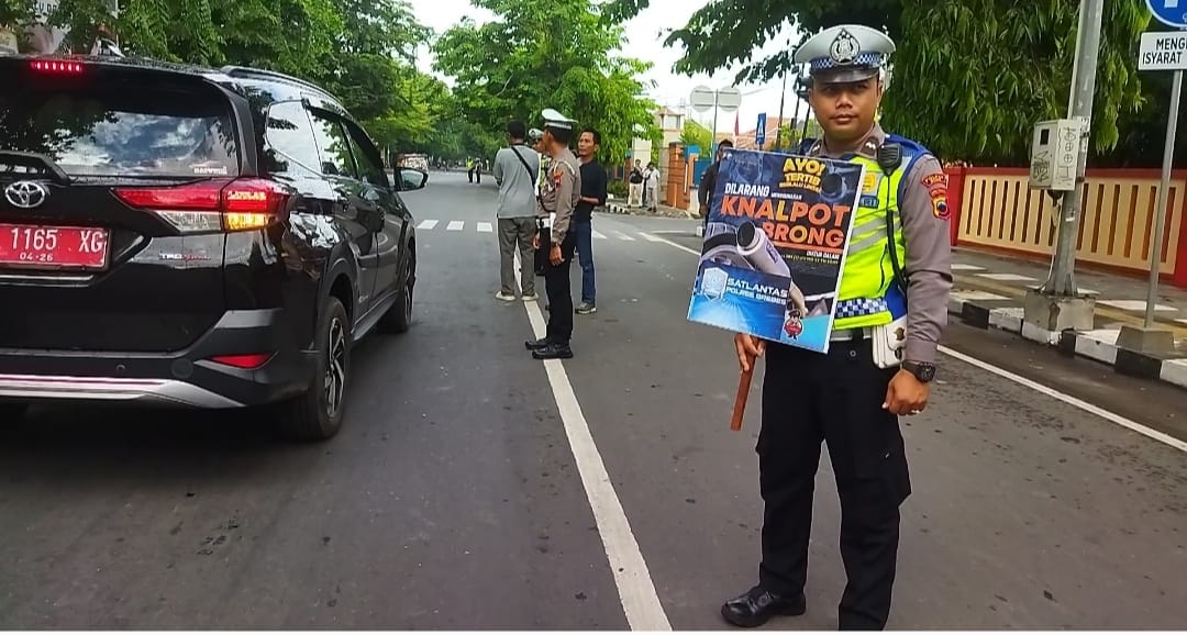 Anggota satlantas Polres Brebes sedang razia pengendara sepeda motor berknalpot brong. 