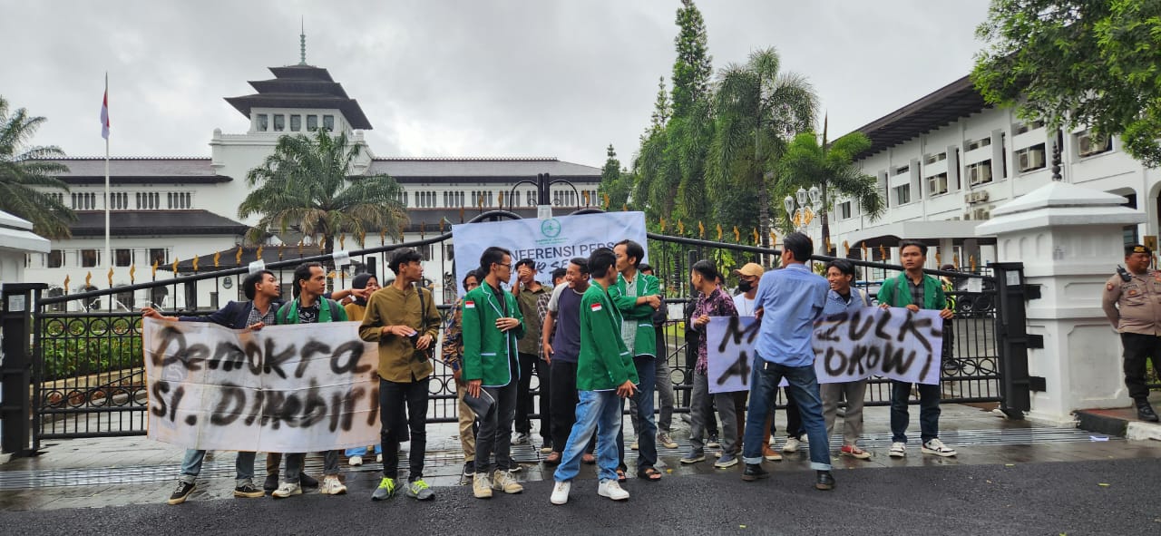Sejumlah mahasiswa menggelar aksi di depan Gedung Sate mengkritisi kondisi demokrasi yang rusak