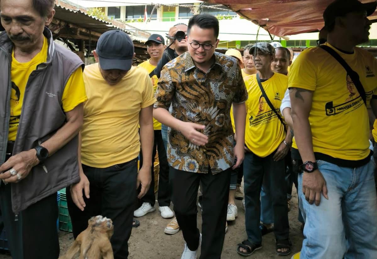 Caleg DPR RI dari Partai Golkar, Abraham Sridjaja, saat sosialisasi dengan warga di wilayah Pasar Kambing, Tanah Abang, Jakarta Pusat.