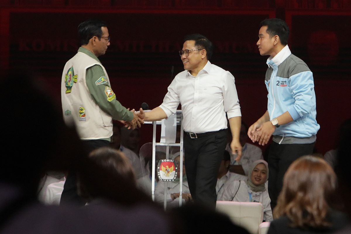 Tiga kandidat cawapres, Mahfud MD (kiri), Muhaimin Iskandar (tengah), dan Gibran Rakabuming Raka saat debat kedua, Minggu (21/1).