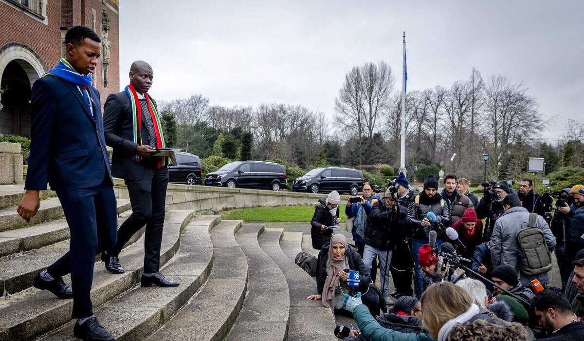 Menteri Kehakiman Afrika Selatan, Ronald Lamola, usai menghadiri sidang perdana genosida Israel di ICJ, Belanda, 11 Januari 2024.