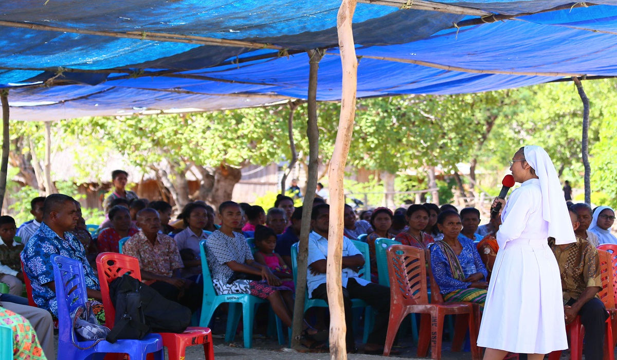 Seorang biarawati memberikan sosialisasi mengenai bahaya TPPO dan perlindungan kepada tenaga kerja migran di Kupang, NTT. 