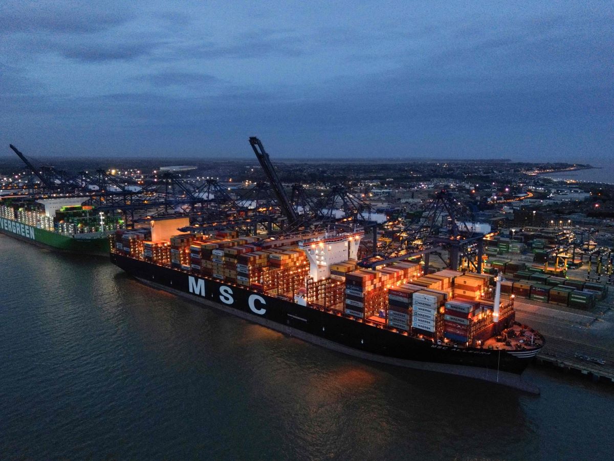 Tumpukan kontainer di dek kapal MSC Allegra (kanan) dan Ever Atop (kiri) di pelabuhan barang terbesar Inggris, Felixstowe.