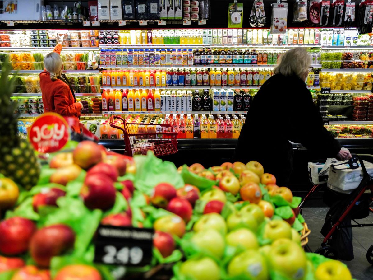 Orang-orang berbelanja di supermarket di wilayah Manhattan, New York pada 27 Januari 2024.