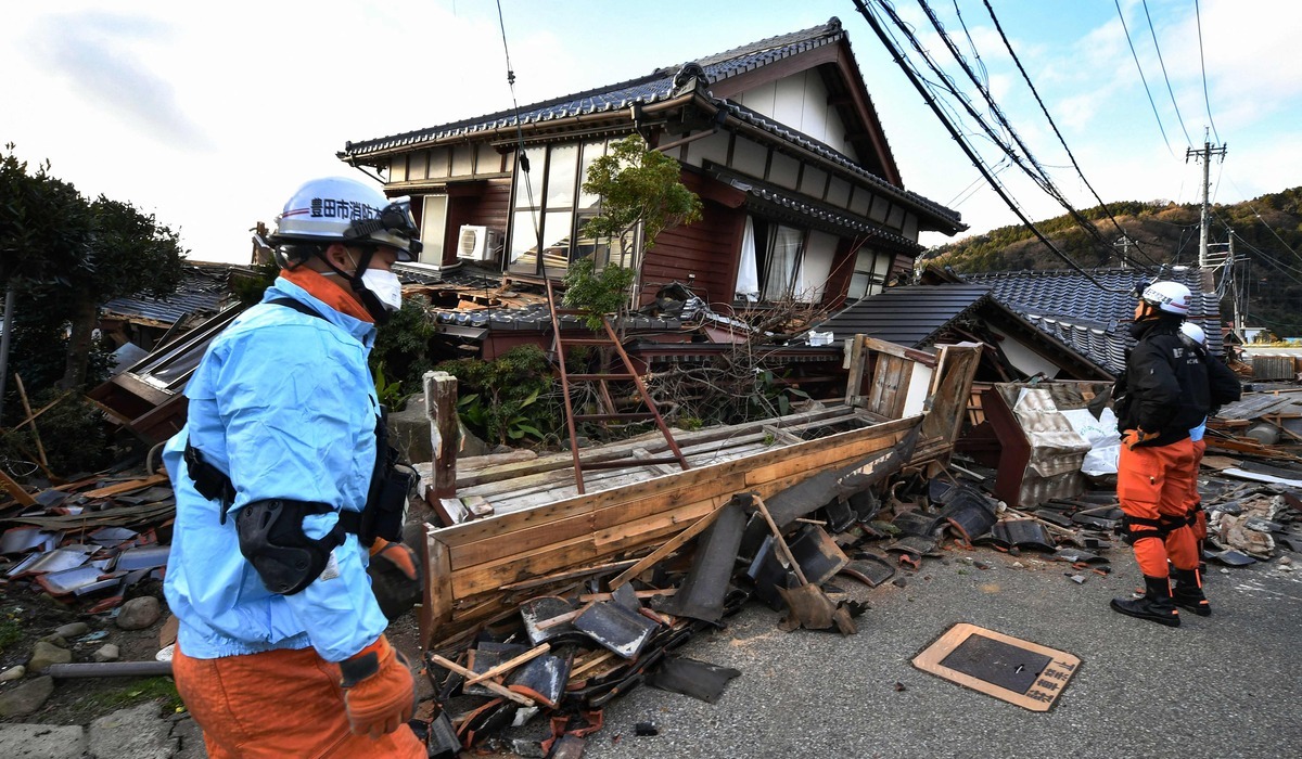Sebuah rumah yang runtuh akibat gempa bumi M 7,6 di Prefektur Ishikawa, Jepang, 1 Januari 2024.