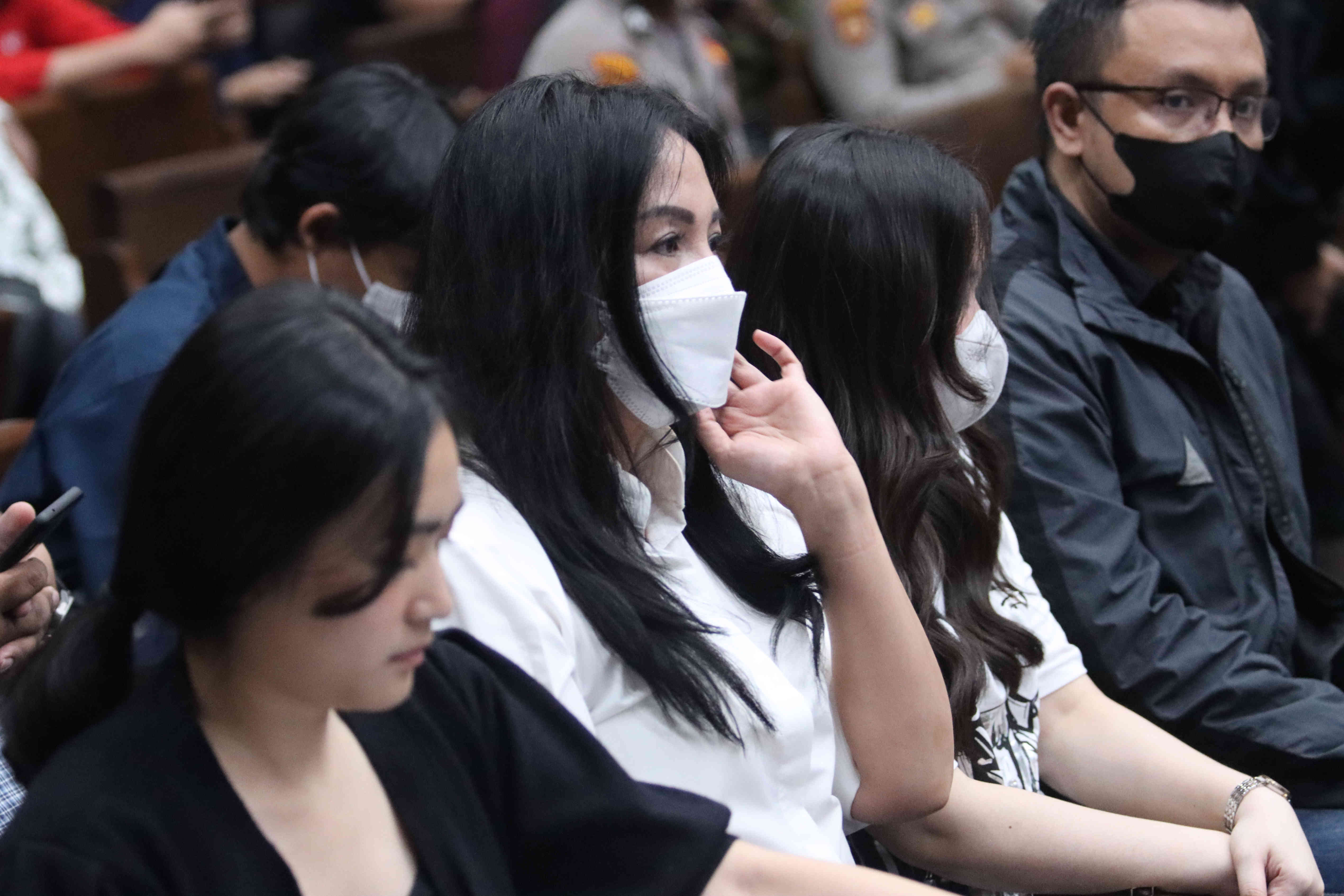 Istri mantan pejabat Ditjen Pajak Kementerian Keuangan Rafael Alun Trisambodo, Ernie Meike Torondek (kedua kiri). 