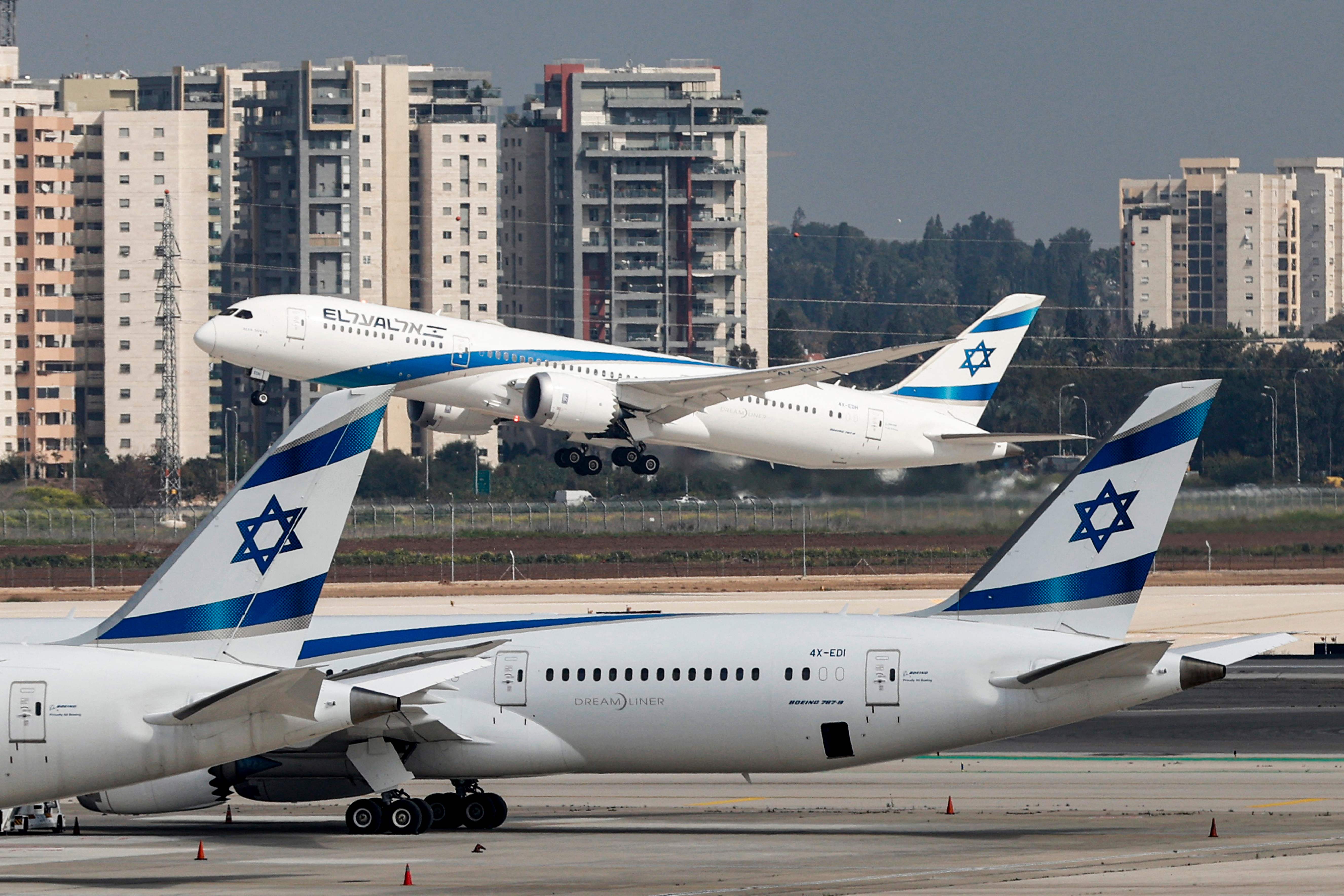 Pesawat Israel El-Al Boeing 787-9 Dreamliner lepas landas dari Bandara Ben-Gurion Israel dekat Tel Aviv, beberapa waktu lalu.