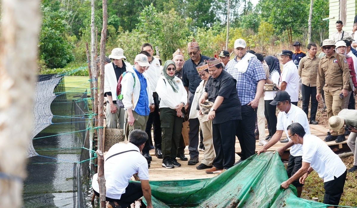 Romobongan Menteri LHK, Siti Nurbaya di kawasan perhutanan sosial Desa Luwung, Palangkaraya.