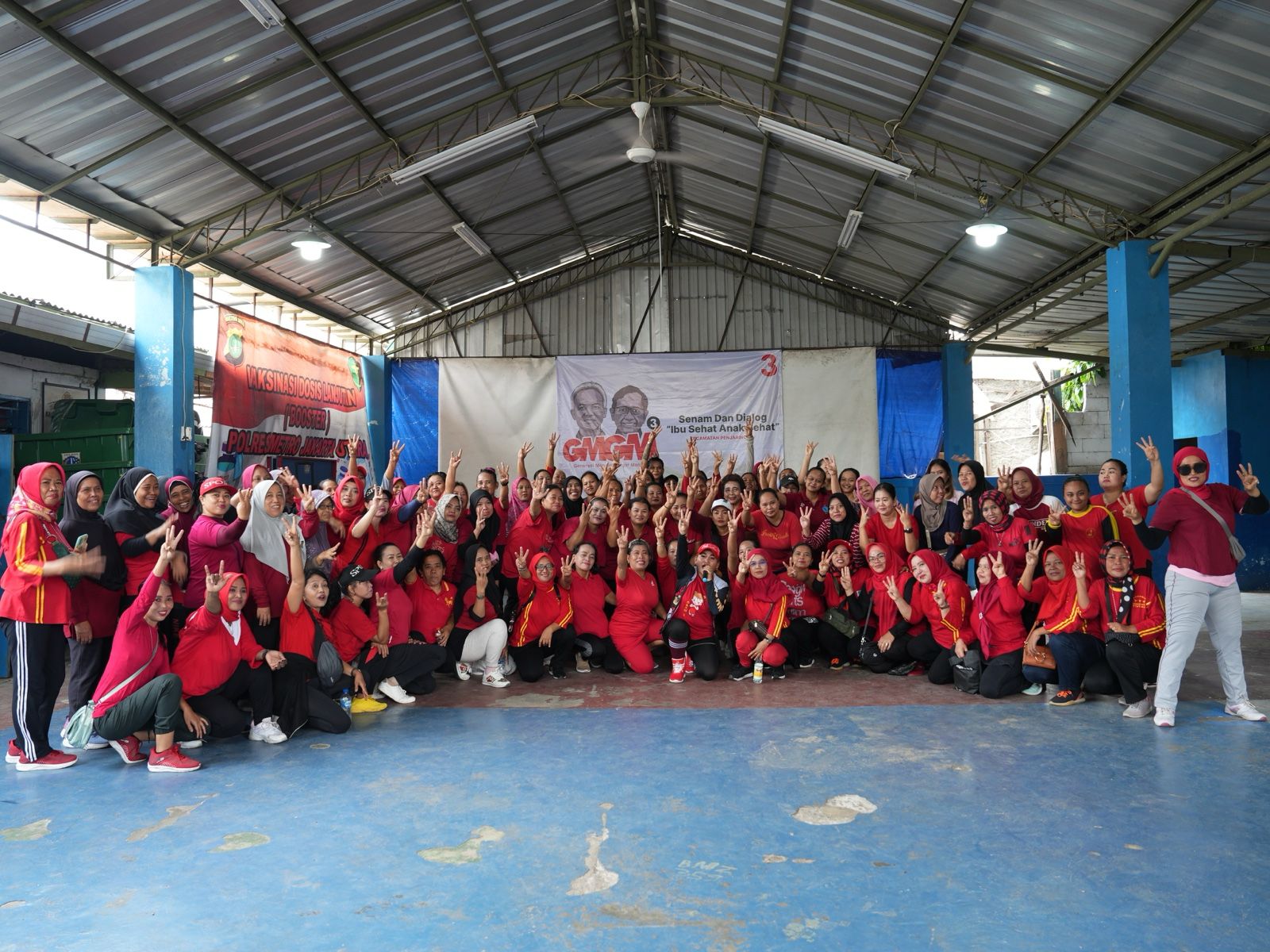 Peserta senam bersama yang digelar di Penjaringan, Jakarta, Kamis (4/1).