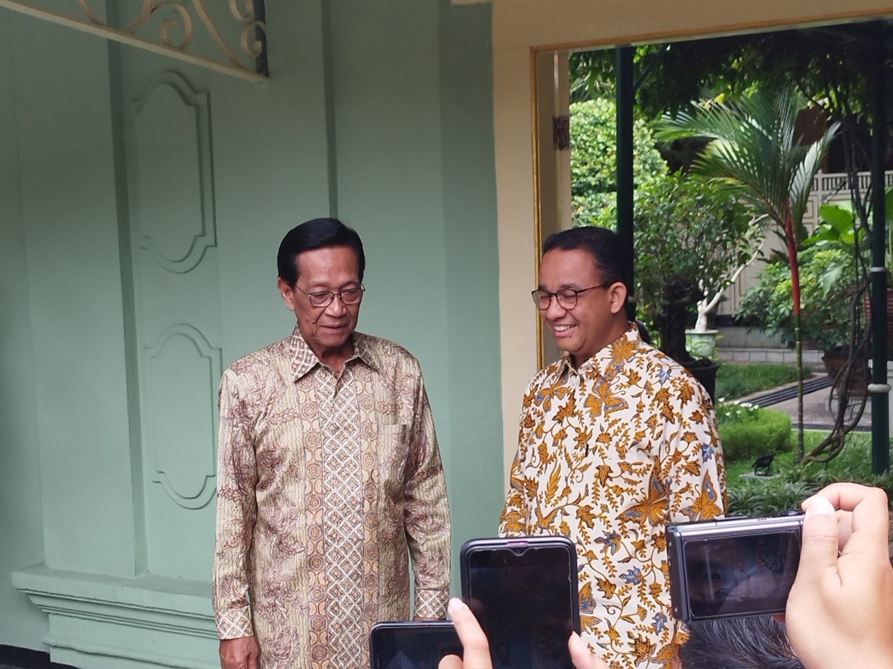 Anies Baswedan Menemui Sri Sultan HB X di Kompleks Kepatihan, Rabu (24/1).