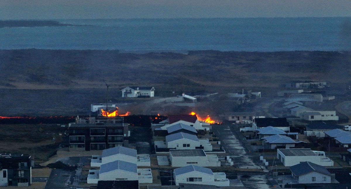 Lava vulkanik dari gunung berapi di Islandia mencapai kota pesisir dan membakar sejumlah rumah warga di pesisir Grindavik.