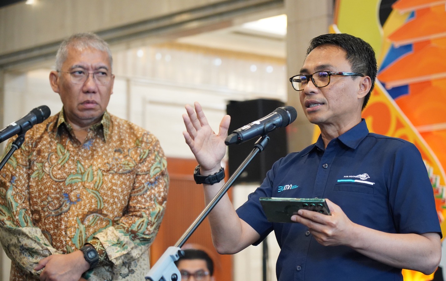 Dirut Pos Indonesia Faizal Rochmad Djoemadi (kanan) bersama Dirut Perum Bulog Bayu Krisnamurthi di Kantor Pusat Perum Bulog, Jakarta.