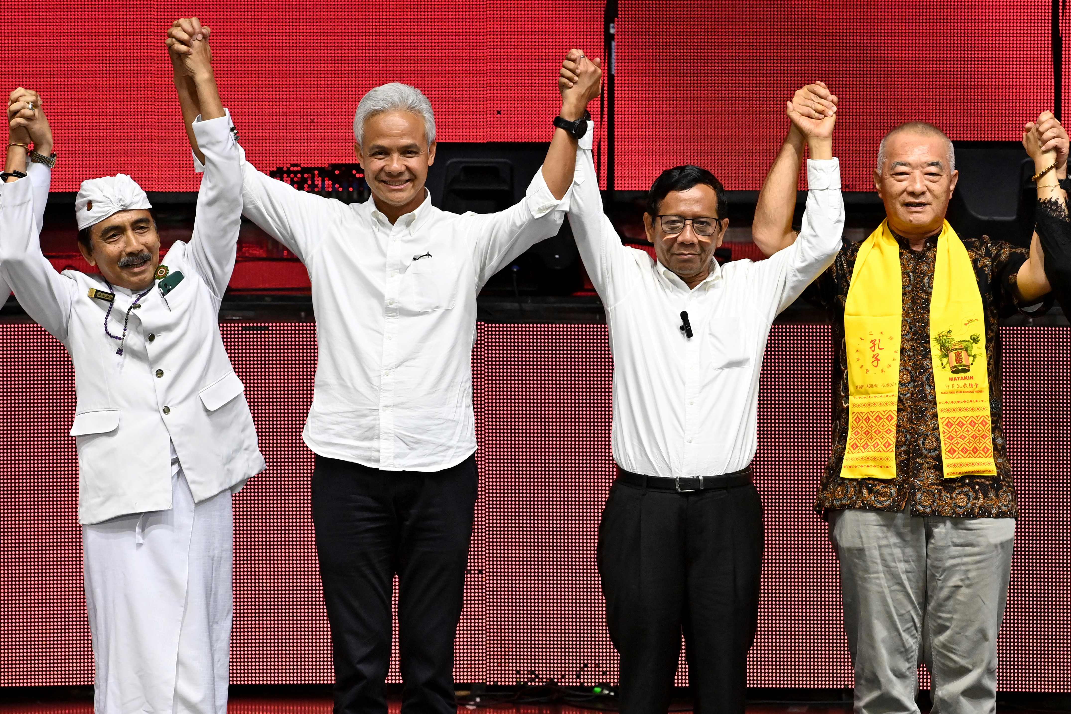 Calon presiden dan wakil presiden nomor urut 3 Ganjar Pranowo-Mahfud MD mengikuti kegiatan perayaan natal dan tahun baru