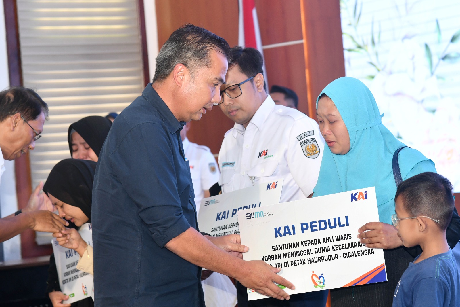 Penjabat Gubernur Jawa Barat Bey Machmudin menyerahkan santunan untuk ahli waris korban kecelakaan kereta api di Cicalengka. 