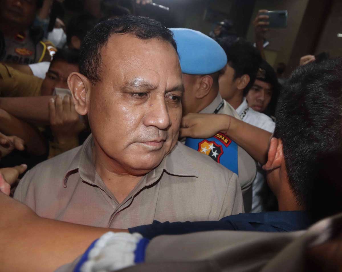 Pemberhentian Firli Bahuri belum tentu membuat KPK lebih baik, pasalnya empat komisioner tersesia memiliki catatan buruk.