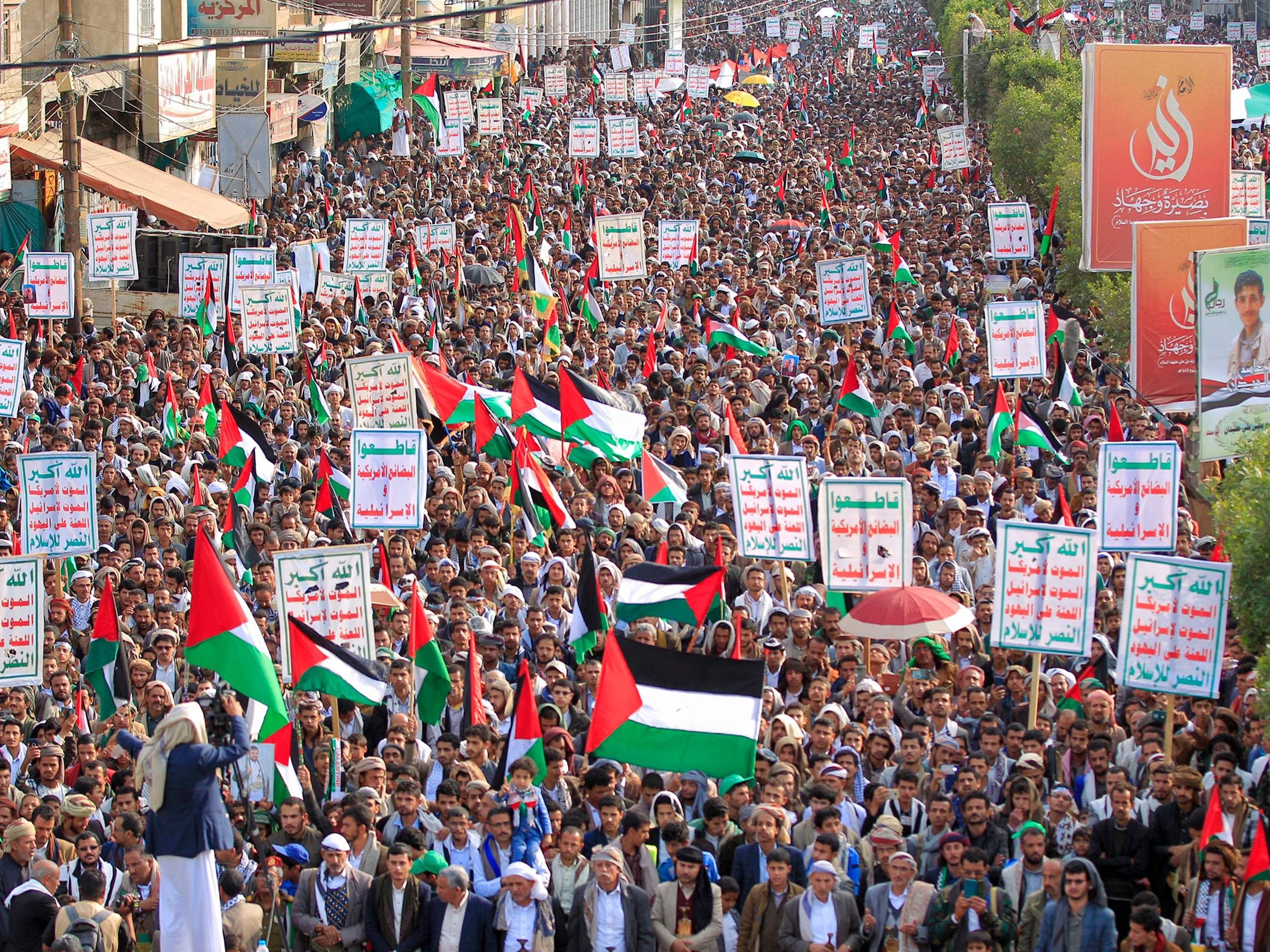 Warga Yaman meneriakkan slogan-slogan dan mengibarkan bendera selama unjuk rasa solidaritas dengan rakyat Gaza pada 10 November 2023.