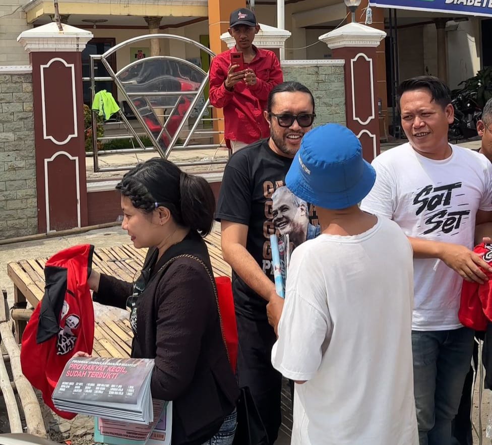 Ketua PDI Perjuangan Jawa Barat Ono Surono (kacamata) memimpin Canvasing Day di Indramayu