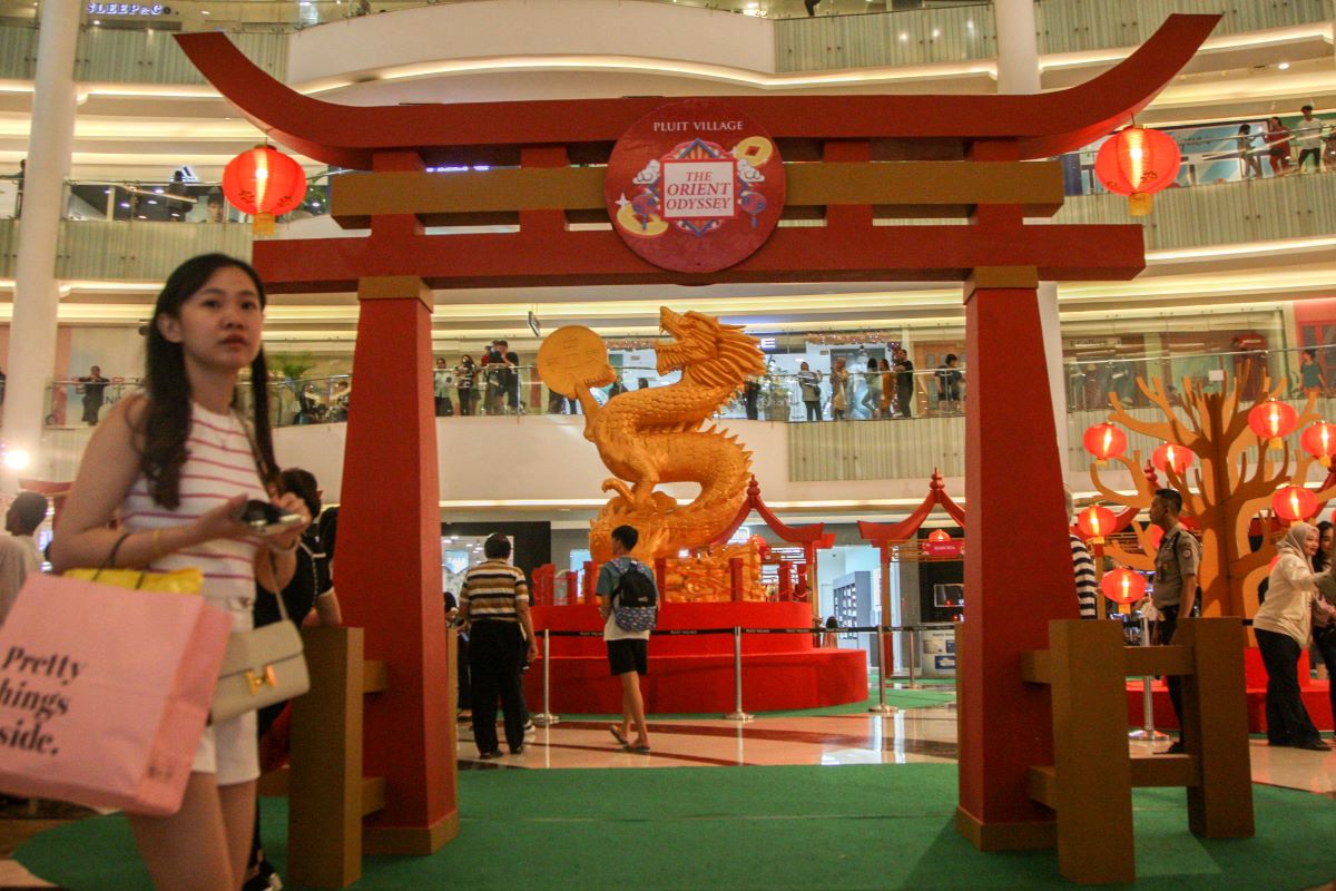 Beragam lampion dan dekorasi Imlek menghiasi di salah satu pusat perbelanjaan di Jakarta, Minggu (29/01/2024). 