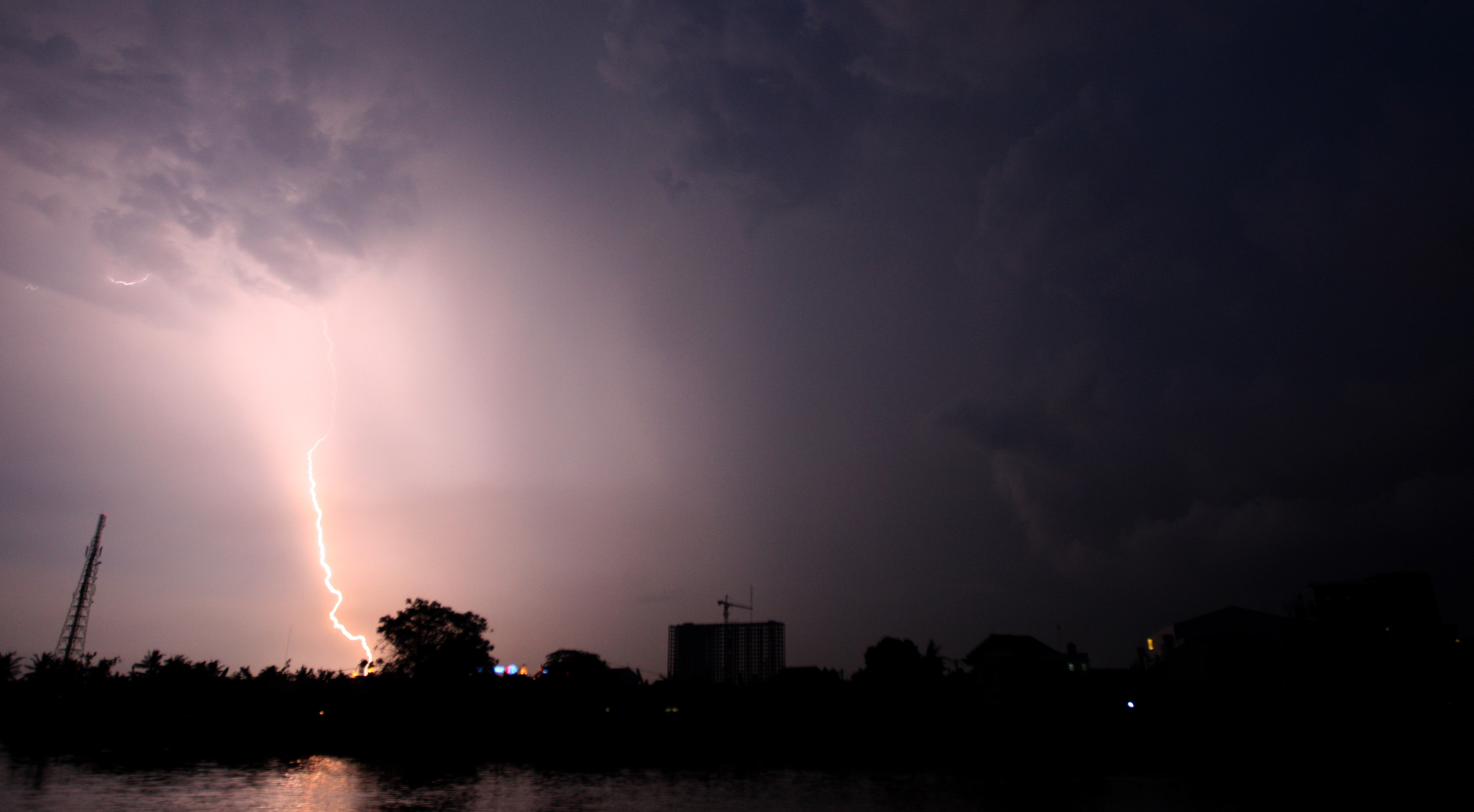 Sambaran petir rawan terjadi di musim penghujan