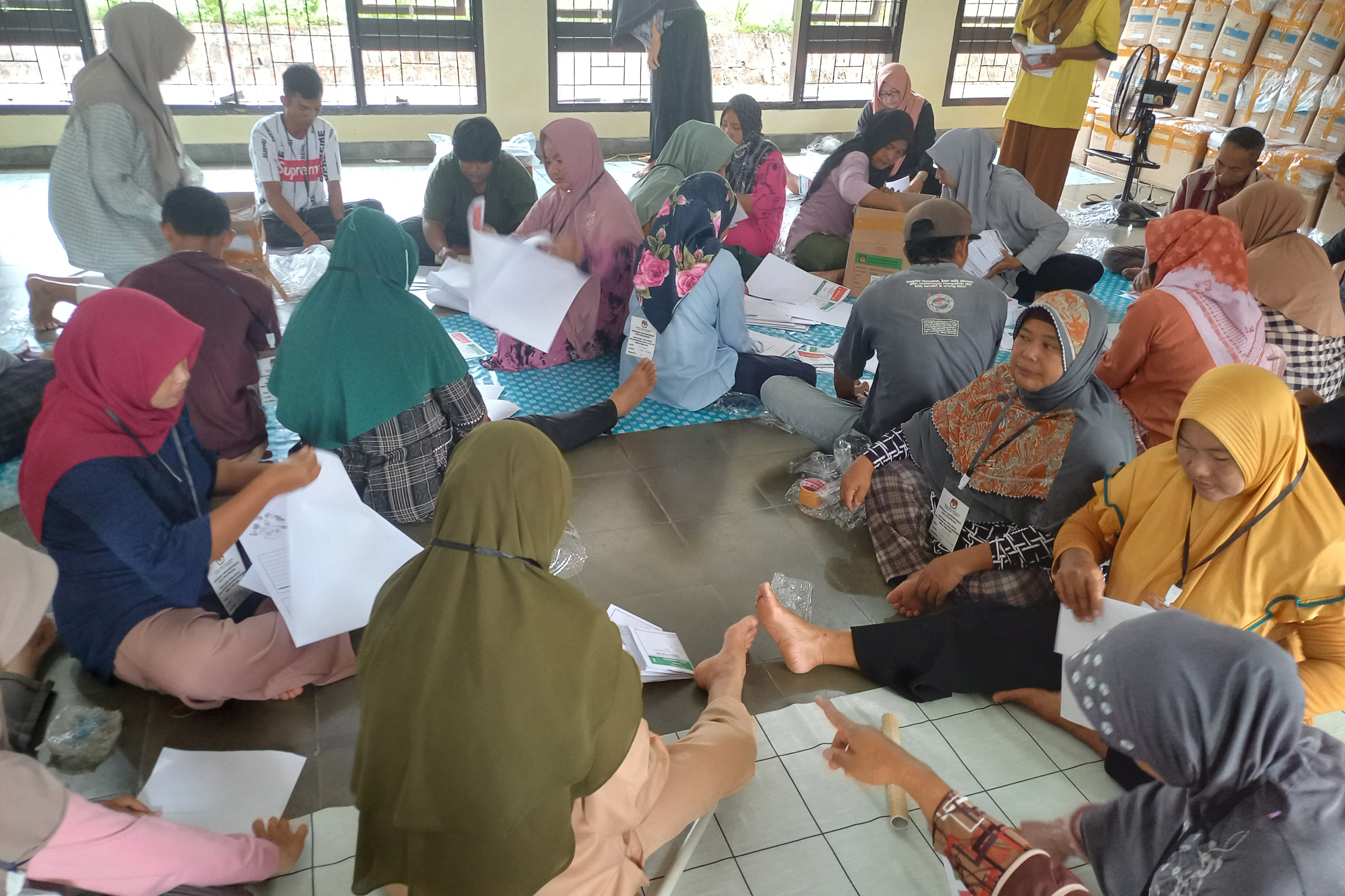 Proses sortir dan pelipatan suara suara di Bangka, Bangka Belitung, Kamis (11/1).